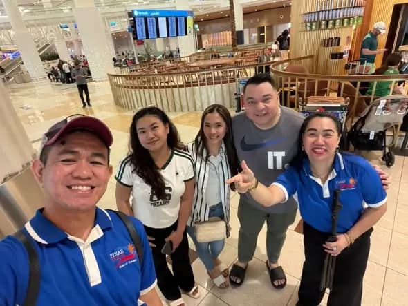 Sisters reunited at Sugod Airport (4 of 5)